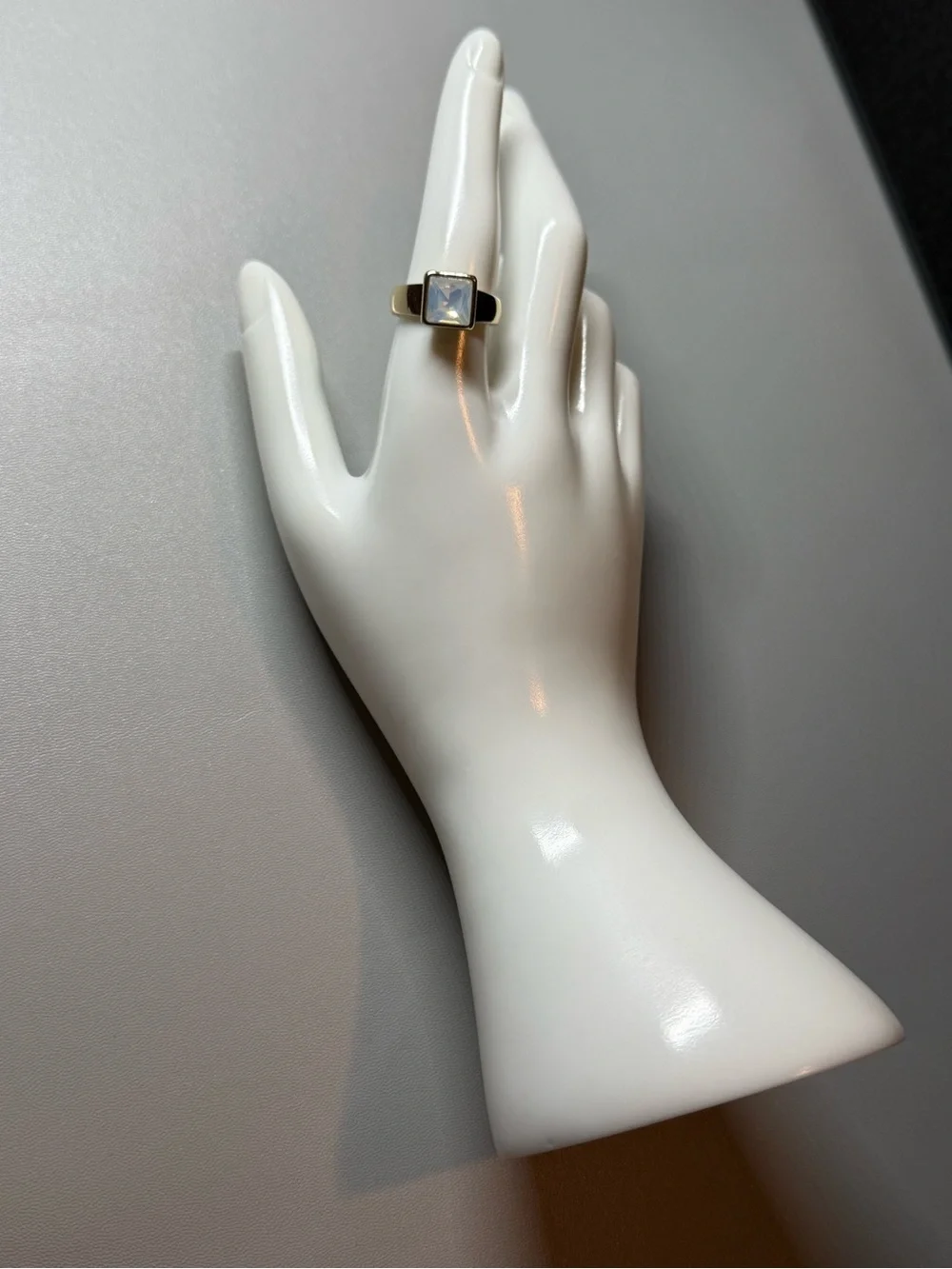 Gold Tone Square Crystal Ring – Size 8 🗽🖤